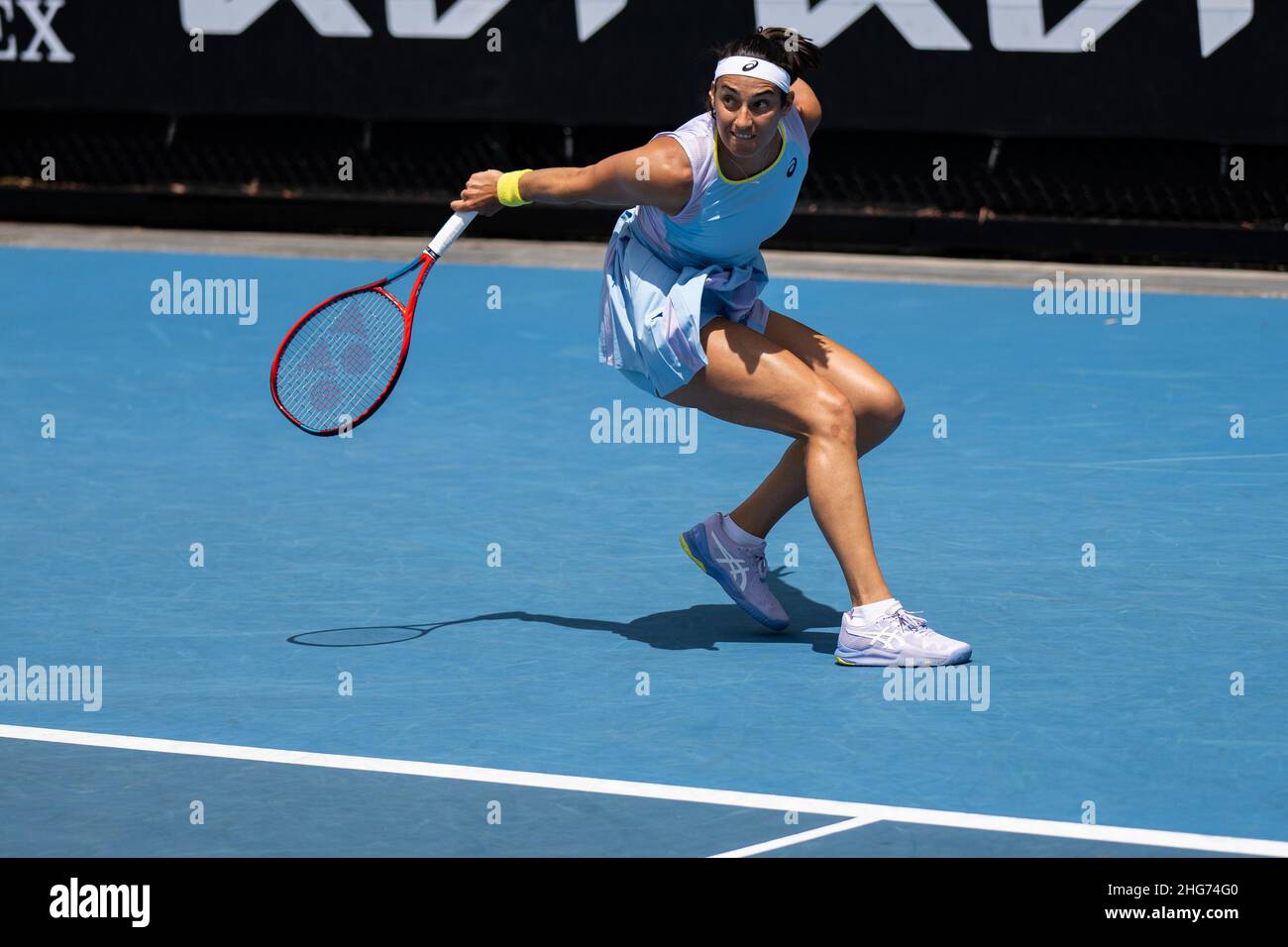 MELBOURNE, AUSTRALIA - GENNAIO 18: Caroline Garcia di Francia durante il suo primo round match contro Hailey Baptiste degli Stati Uniti al 2022 Australian Open di Melbourne Park il 18 gennaio 2022 a Melbourne, Australia. (Foto di Andy Astfalck/Orange Pictures) Foto Stock