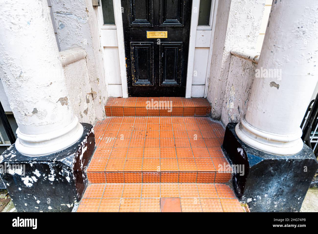 Pimlico, quartiere di Londra edificio a schiera edificio bianco architettura colonne primo piano dell'entrata esterna porta d'ingresso in antico pugno d'epoca Foto Stock