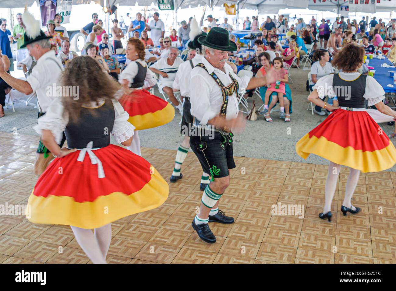 Florida Hollywood Beach Oktoberfest Festival culturale tedesco festival, celebrazione fiera ballerini ballerini ballerini, libero intrattenimento uomo uomini maschio donna f Foto Stock