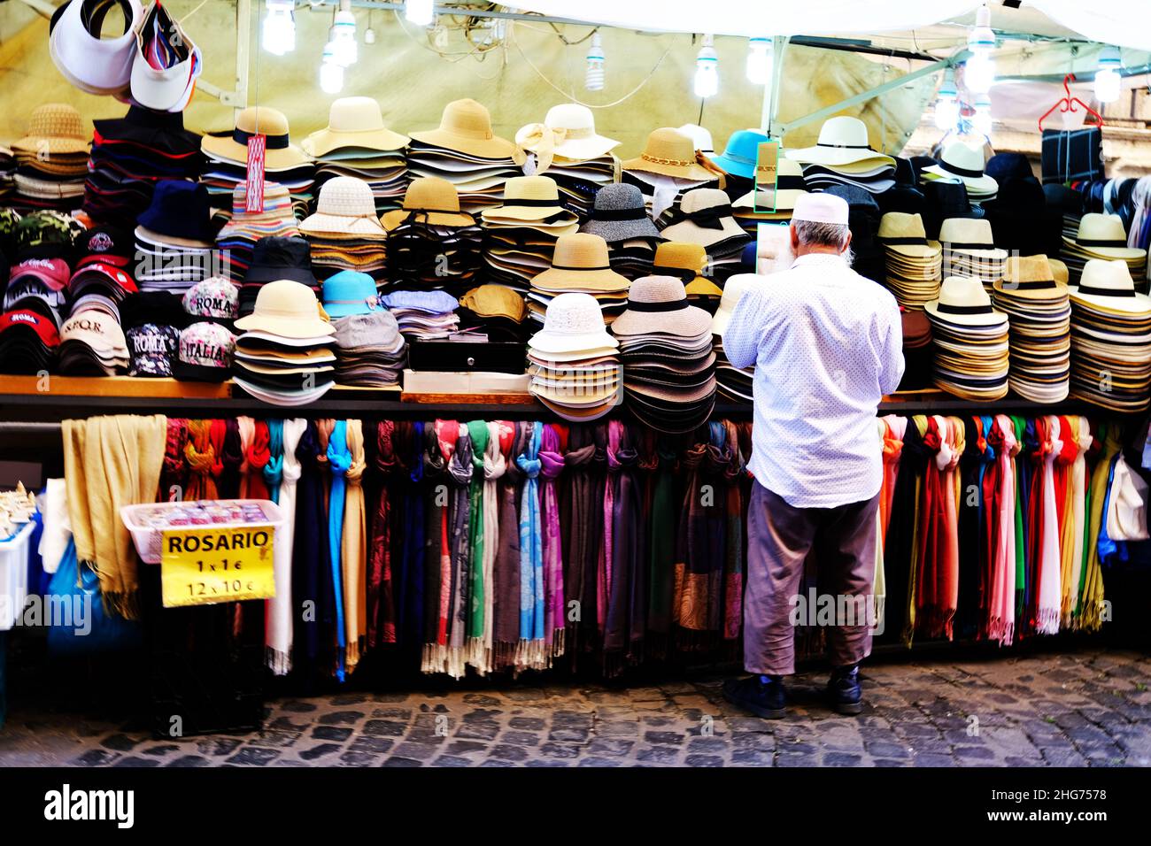 Venditore di cappelli a Roma Italia Foto Stock