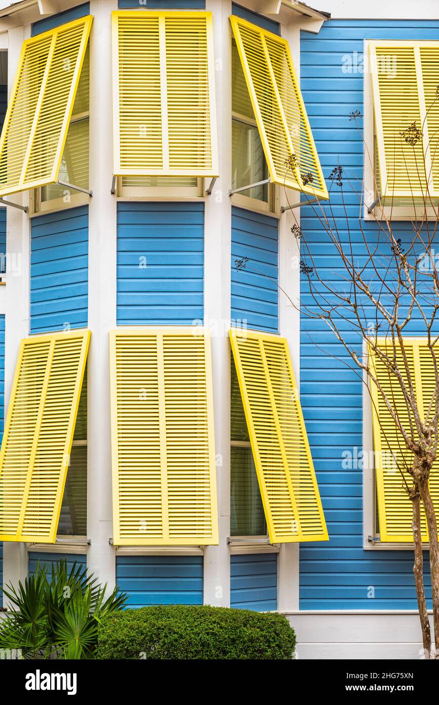 Mare, Florida pastello blu e giallo dipinto uragano colorato finestre aperte persiane architettura esterno di moderno nuovo urbanismo vintage stile hou Foto Stock