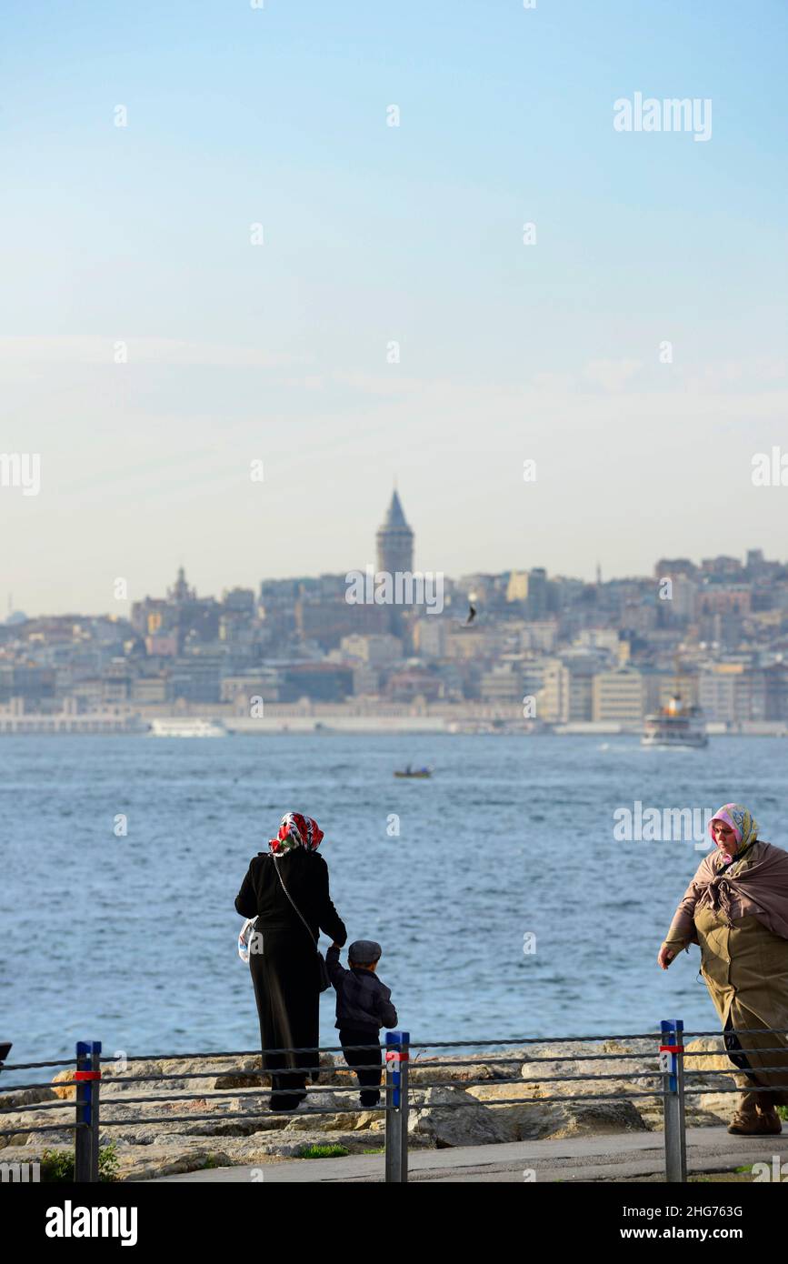 Il lungomare della Uskudar Coast Walkway lungo lo stretto del Bosforo nel lato asiatico di Istanbul, Turchia. Foto Stock