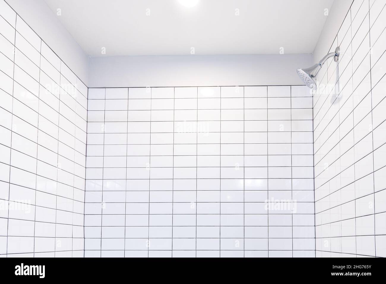 Bagno interno in nuova casa appartamento di lusso moderno con soffitto a volta, nuove piastrelle piastrelle piastrellate parete di vasca doccia vasca con acciaio inossidabile HE Foto Stock