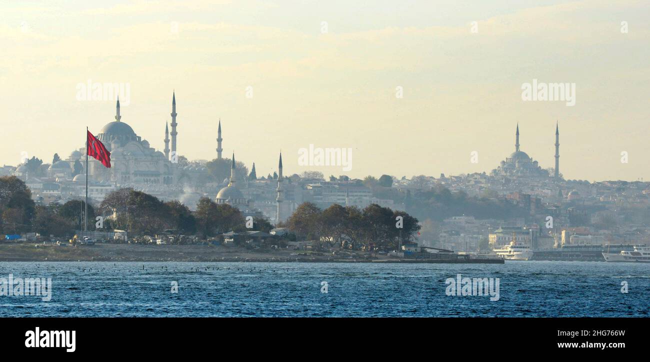 Vista della vecchia Istanbul con le sue moschee iconiche. Foto Stock