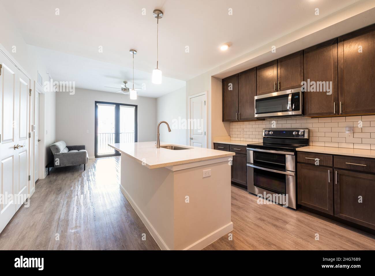 Cucina vuota e soggiorno open space moderno appartamento con grande forno a  microonde isola e balcone finestra con divano letto in casa di lusso Foto  stock - Alamy
