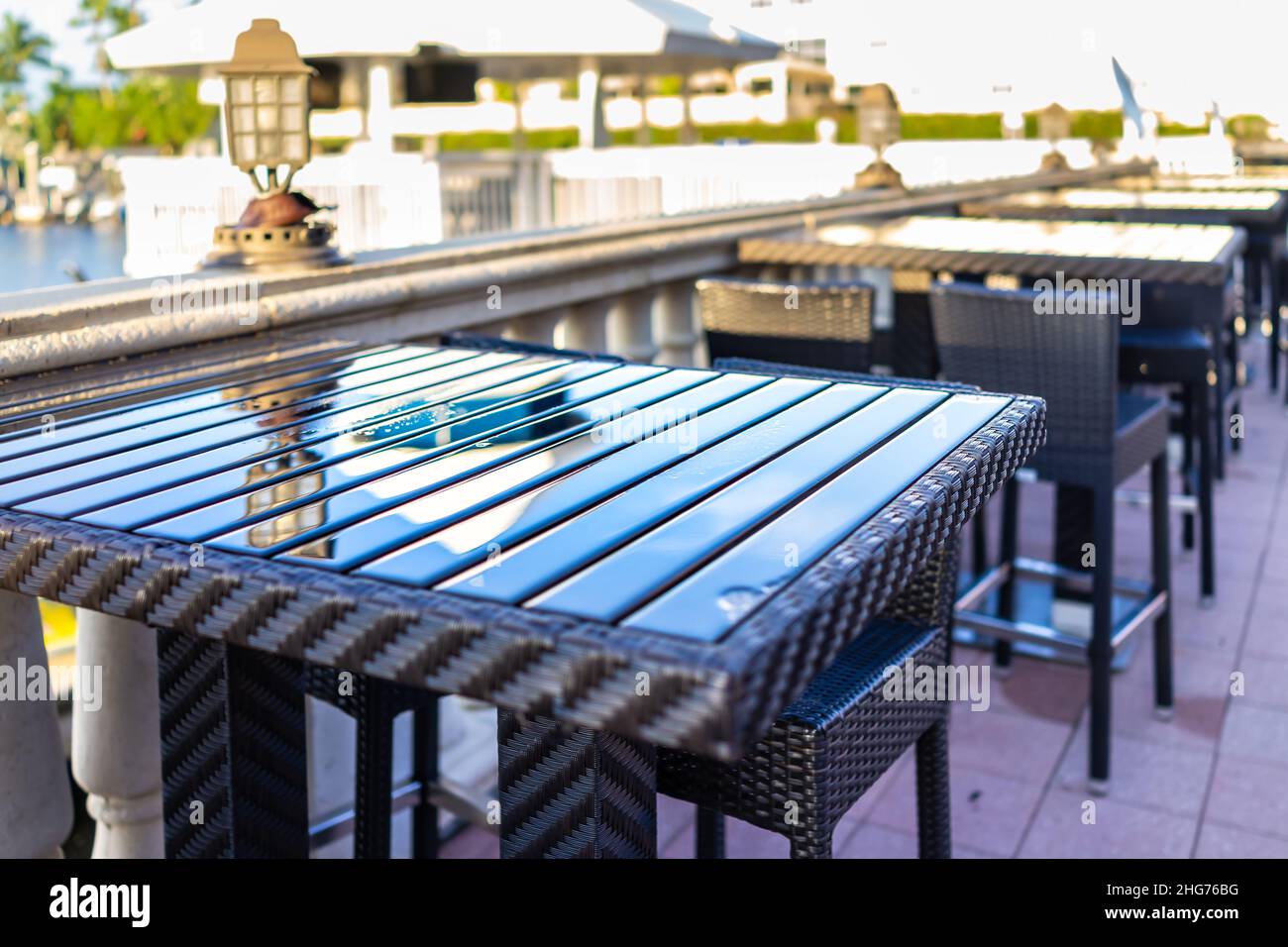 Napoli, Florida nessuno vuoto ristorante all'aperto caffè Sunset Sunset Sunlight da molo marina vicino Bayfront Place con sedie a sedere tavoli in treno Foto Stock
