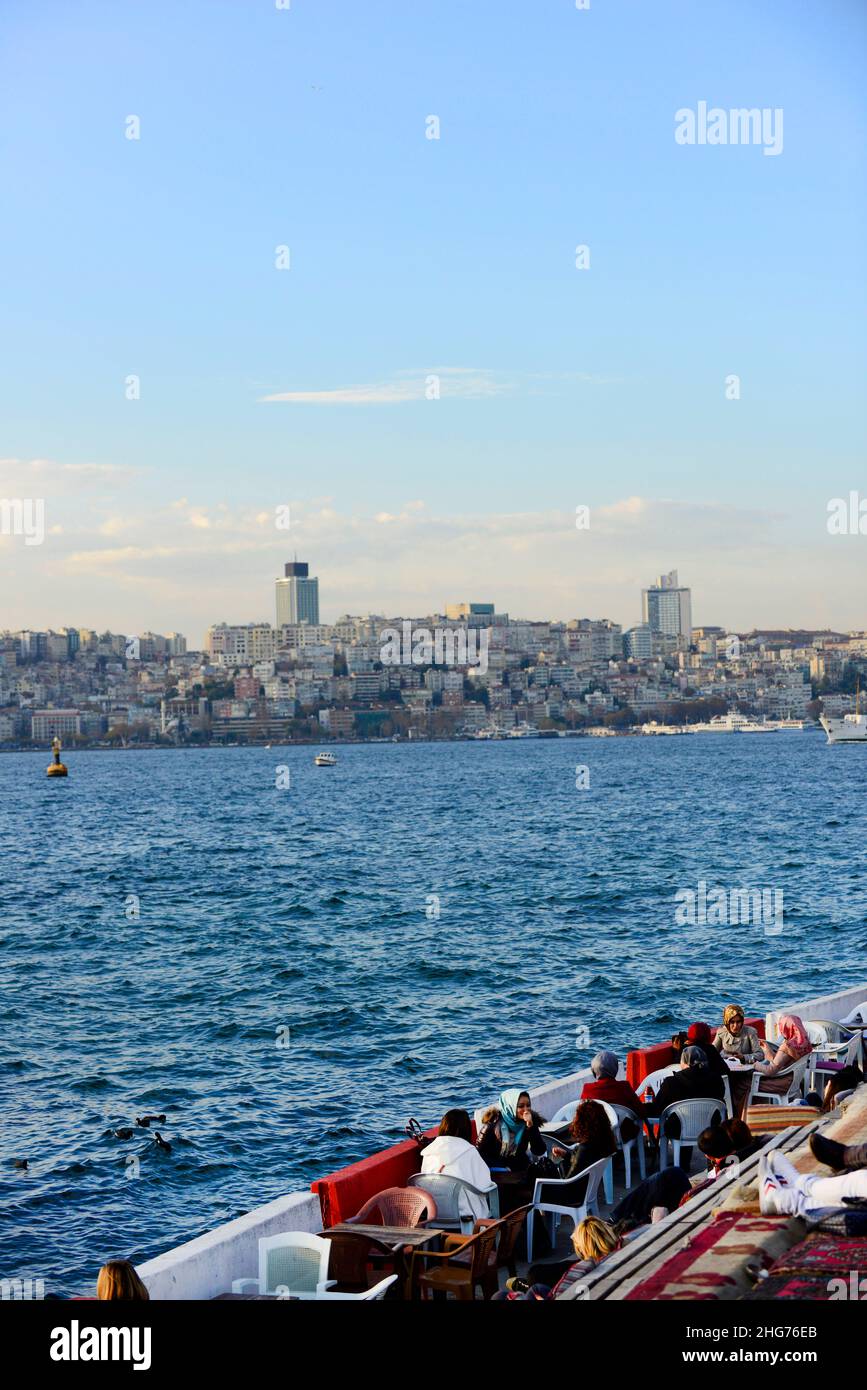 Il lungomare della Uskudar Coast Walkway lungo lo stretto del Bosforo nel lato asiatico di Istanbul, Turchia. Foto Stock