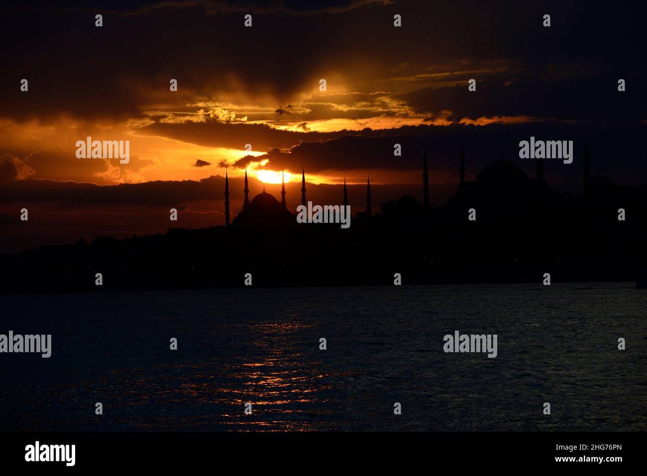 Un romantico tramonto sulla moschea blu vista dal lato asiatico di Istanbul, Turchia. Foto Stock