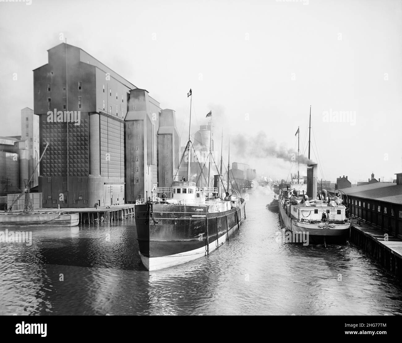 Impianti di stoccaggio e navi a vapore, Buffalo River, Buffalo, New York, USA, Detroit Publishing Company, inizio del 1900 Foto Stock