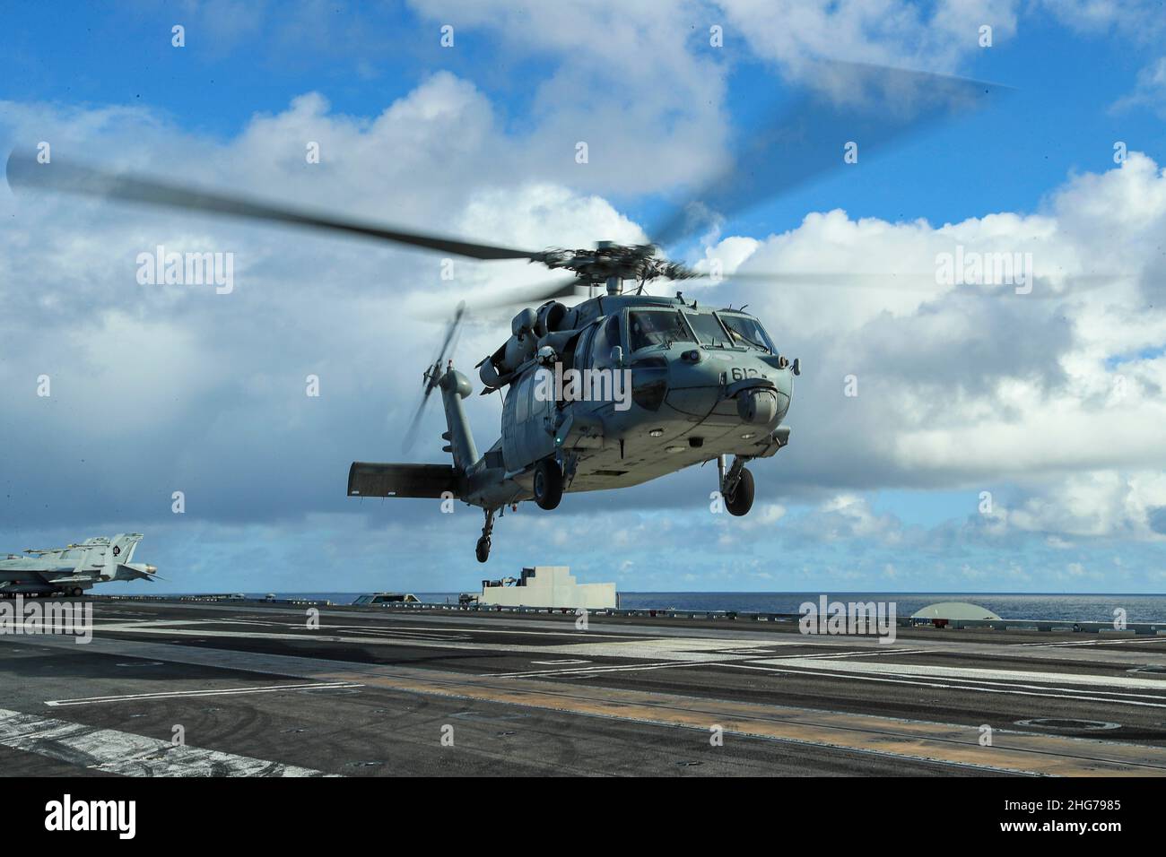 OCEANO PACIFICO (Gen. 13, 2022) un elicottero MH-60s Sea Hawk, assegnato ai 'Chargers' di Helicopter Maritime Sea Combat Squadron (HSC) 14, atterra sul ponte di volo di USS Abraham Lincoln (CVN 72). Il Abraham Lincoln Carrier Strike Group, guidato dal Carrier Strike Group 3, è stato dispiegato da San Diego, gennaio 3, a sostegno delle operazioni di sicurezza marittima globale. Parte integrante della U.S. Pacific Fleet, la U.S. 3rd Fleet gestisce le forze navali nell'Indo-Pacific e fornisce la formazione realistica e pertinente necessaria per svolgere il ruolo della nostra Marina in tutta la gamma di operazioni militari, fro Foto Stock