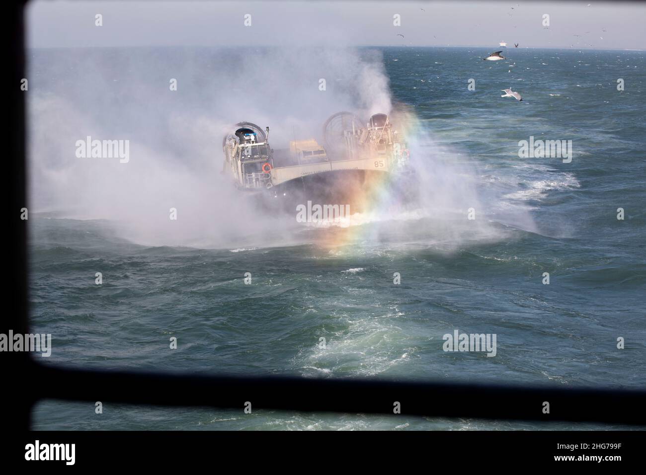 Un'imbarcazione di atterraggio della Marina degli Stati Uniti, impresso ad aria con Assault Craft Unit 4, viene caricata su una nave d'assalto anfibio USS Kearsarge (LHD 3), per l'esercizio dell'unità di addestramento composita (COMPTUEX), 14 gennaio 2022. COMPTUEX è l'ultimo periodo in mare del programma di formazione preliminare ARG/MEU. COMPTUEX è la fase finale di certificazione prima del team ARG/MEU per dimostrare la propria disponibilità al dispiegamento. (STATI UNITI Foto del corpo marino di CPL. Yvonna Guyette) Foto Stock