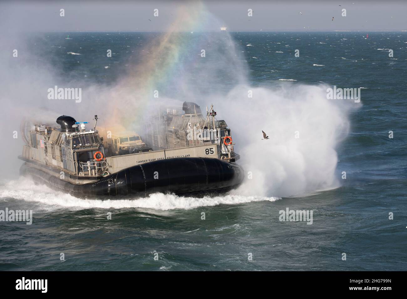 Un'imbarcazione di atterraggio della Marina degli Stati Uniti, impresso ad aria con Assault Craft Unit 4, viene caricata su una nave d'assalto anfibio USS Kearsarge (LHD 3), per l'esercizio dell'unità di addestramento composita (COMPTUEX), 14 gennaio 2022. COMPTUEX è l'ultimo periodo in mare del programma di formazione preliminare ARG/MEU. COMPTUEX è la fase finale di certificazione prima del team ARG/MEU per dimostrare la propria disponibilità al dispiegamento. (STATI UNITI Foto del corpo marino di CPL. Yvonna Guyette) Foto Stock