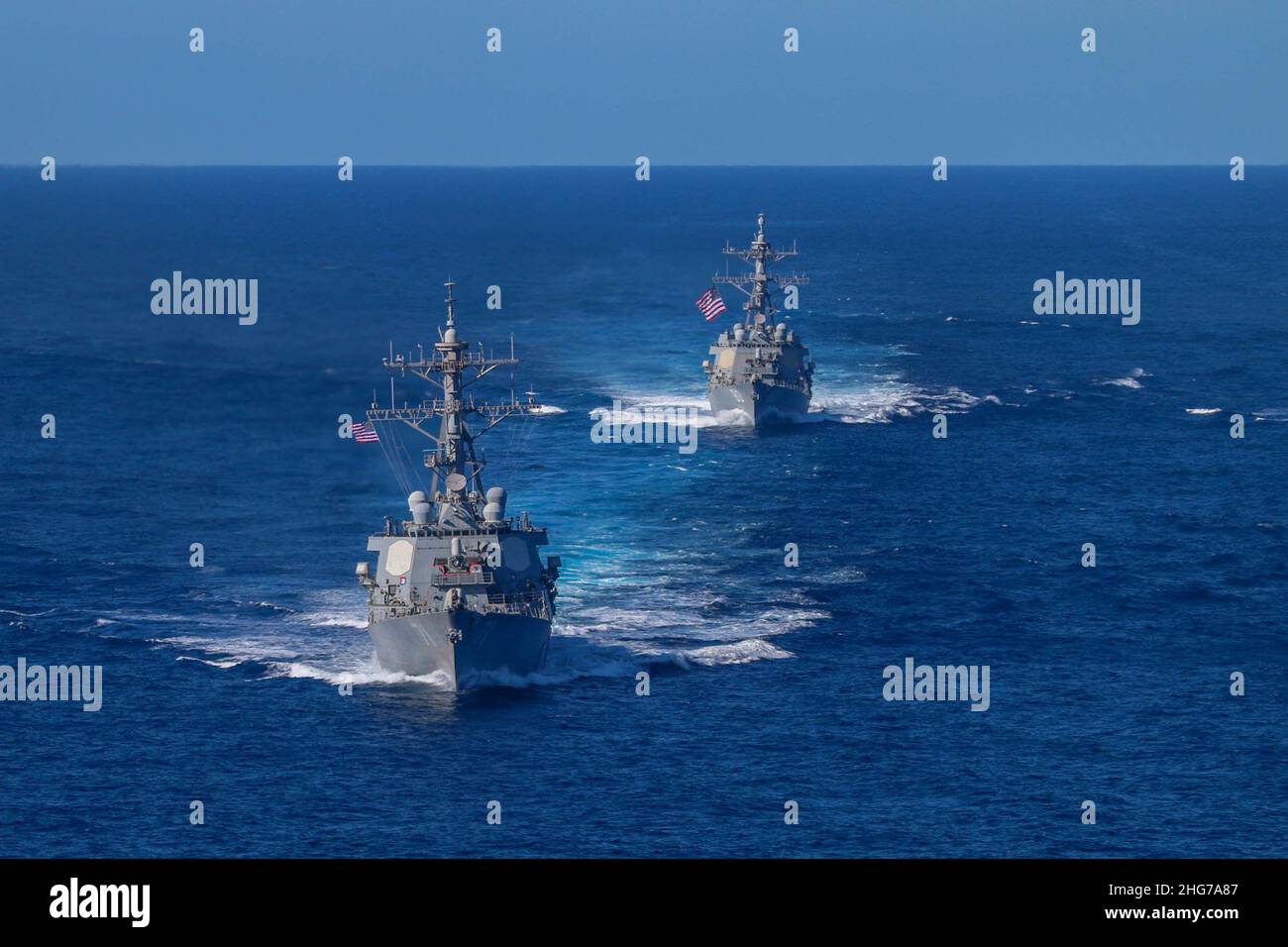 220102-N-UP745-3060 MAR MEDITERRANEO (GEN. 2, 2022) i cacciatorpediniere missilistici guidati di classe Arleigh Burke USS Ross (DDG 71), front, e USS Roosevelt (DDG 80) operano insieme come gruppo di azione di superficie nel Mar Mediterraneo, 2 gennaio 2022. Ross e Roosevelt operano nell'area della Sixth Fleet degli Stati Uniti per sostenere le operazioni navali al fine di mantenere la sicurezza marittima, e difendere gli interessi degli Stati Uniti, alleati e partner in Europa e Africa. (STATI UNITI Foto Navy di Mass Communication Specialist 3rd Classe Theoplis Stewart II) Foto Stock