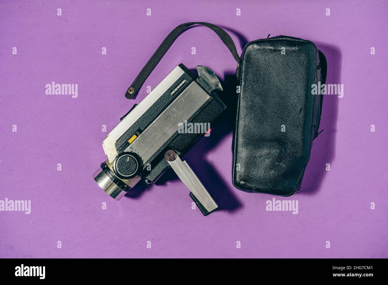 Un vecchio camcorder vintage per filmare su sfondo viola. Foto Stock