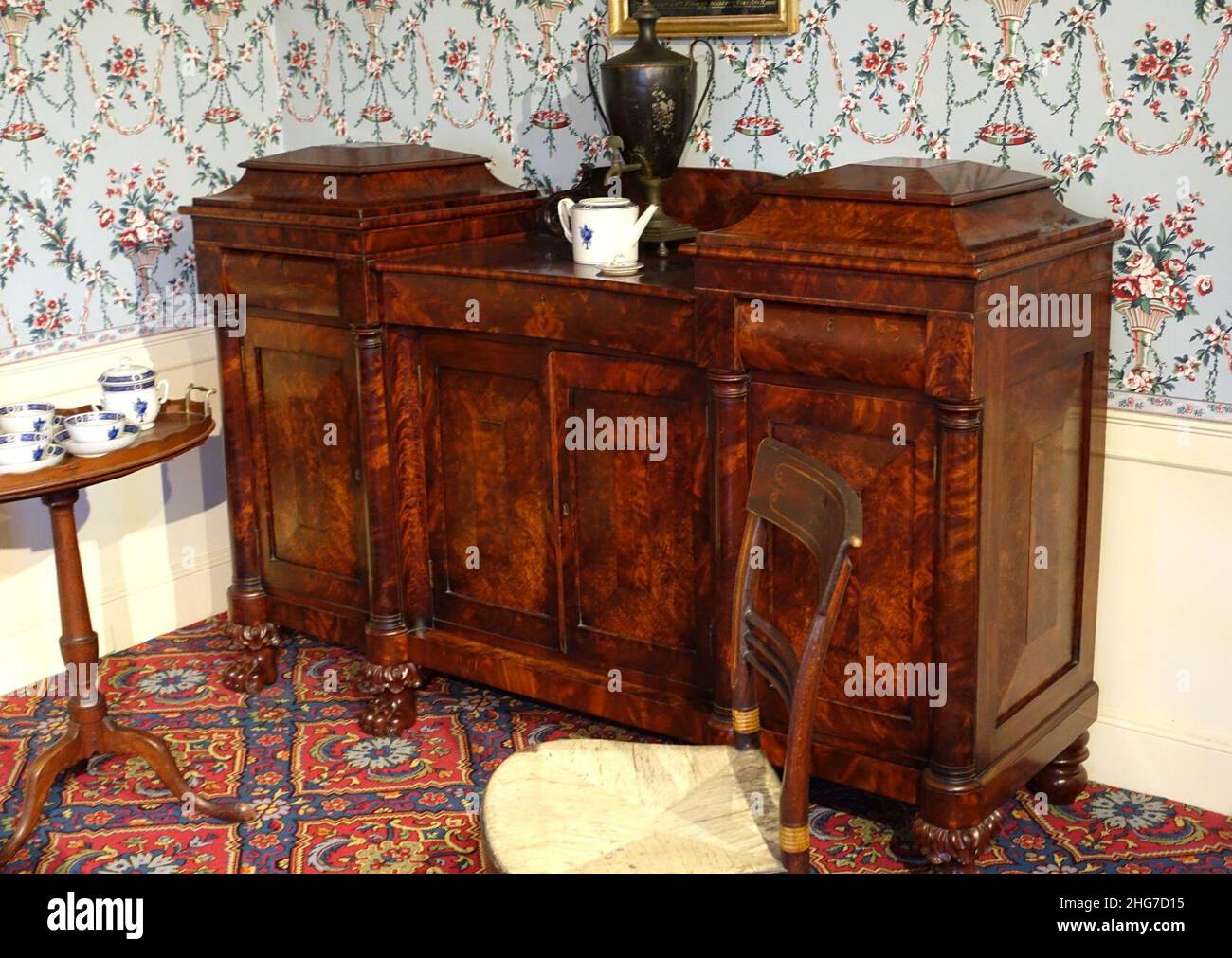 Sideboard, probabilmente Boston ma, 1825-1835, mogano, impiallacciatura di mogano, pino bianco orientale Foto Stock