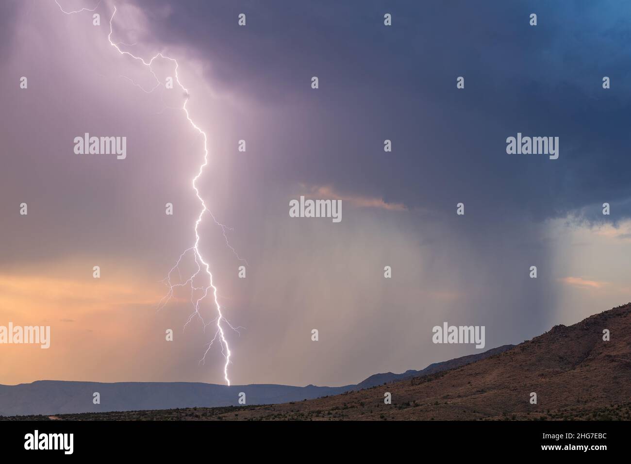 Tempesta monsonica con un fulmine che colpisce una montagna in una tempesta di tuoni vicino Kingman, Arizona Foto Stock