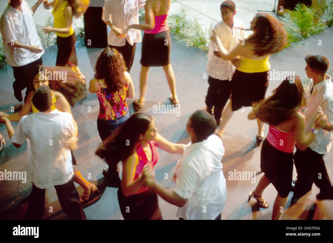 Miami Florida,Dade County Fair,Ispanic Latinos teen teens teenager teenagers,dance dancing coppia coppie giudicate a giudicare concorso di talento,ragazzi Foto Stock