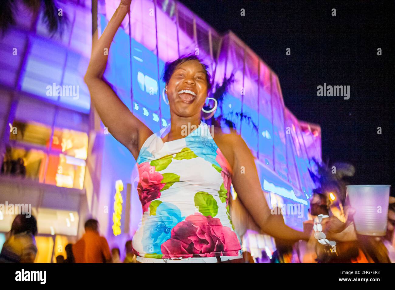Miami Beach Florida,5th,Fifth Street,Haitian Rara Band,sfilata,danza,cantare,Tap Tap Festival,festival serata di fiera,donne nere,Africa Foto Stock