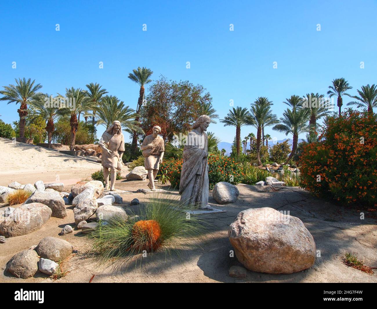 INDIO, CALIFORNIA - 15 LUGLIO 2018: Sculture raffiguranti Gesù e due dei suoi discepoli sono presenti nel giardino Walk presso il Giardino della data di Shield nel Foto Stock