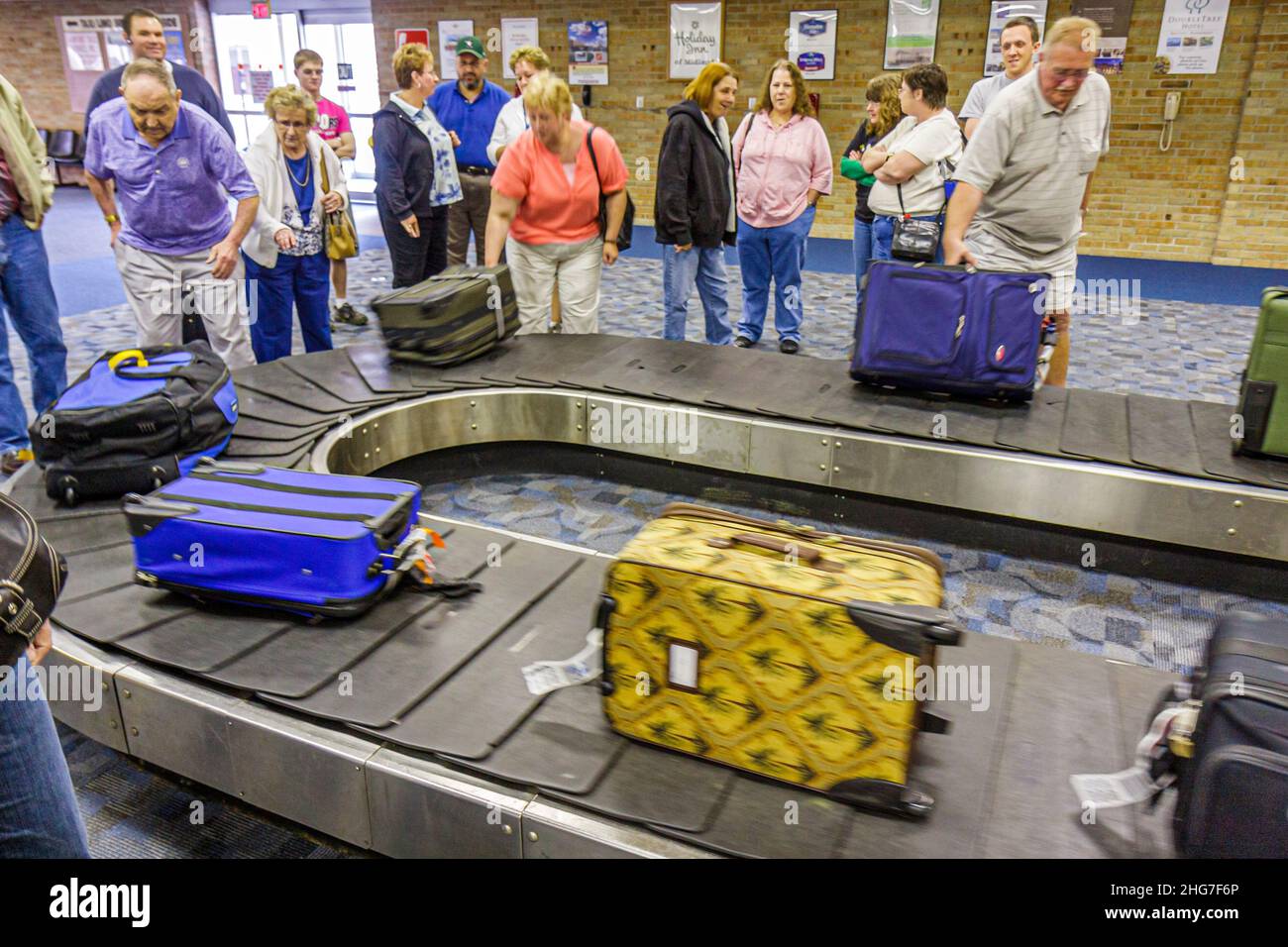 Michigan Saginaw MBS International Airport, arrivo voli in arrivo passeggeri viaggiatori bagaglio carosello bagagli, nastro trasportatore circolare valigia Foto Stock