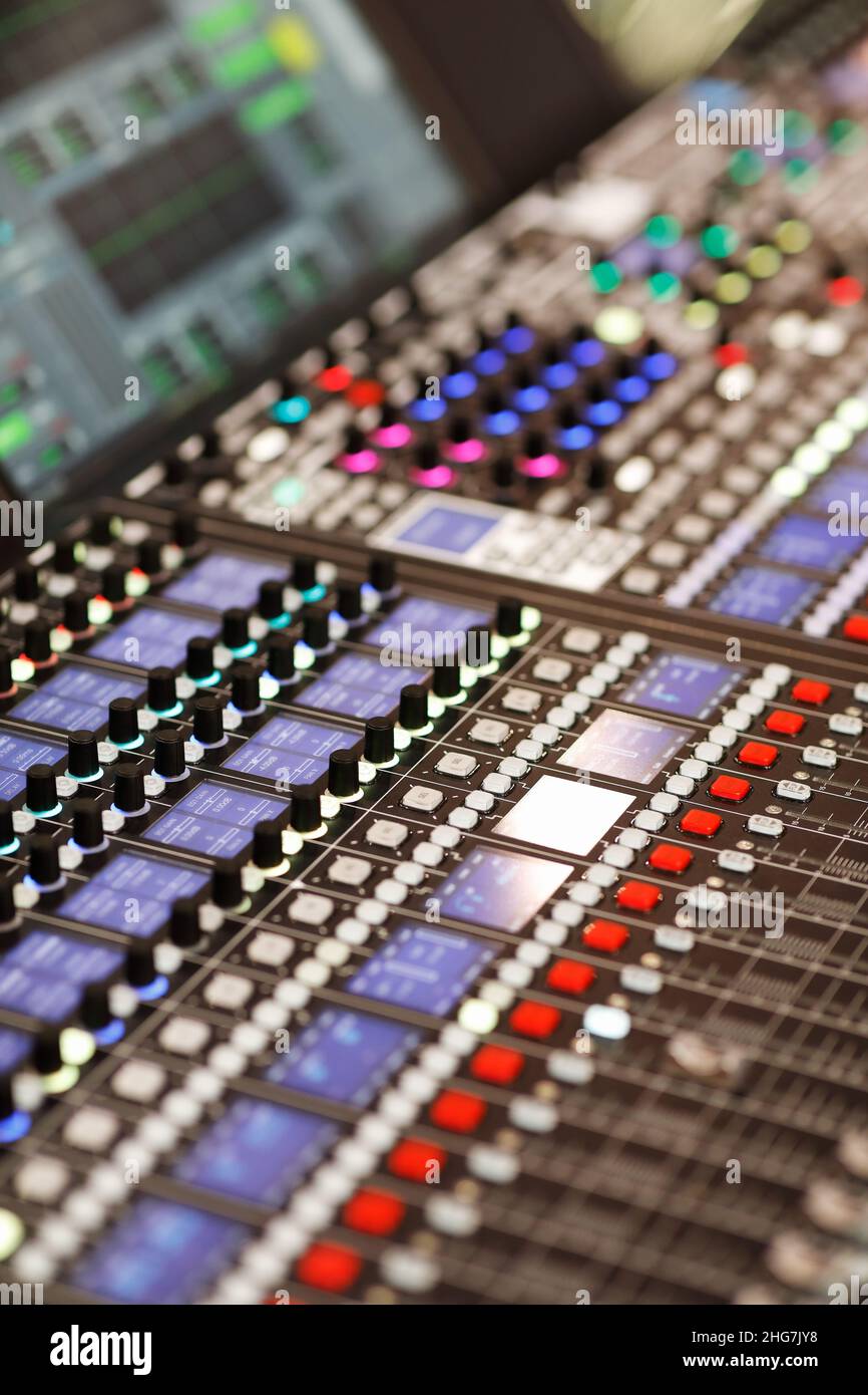 Superficie di controllo di una console di mixaggio audio digitale. Messa a fuoco selettiva. Foto Stock