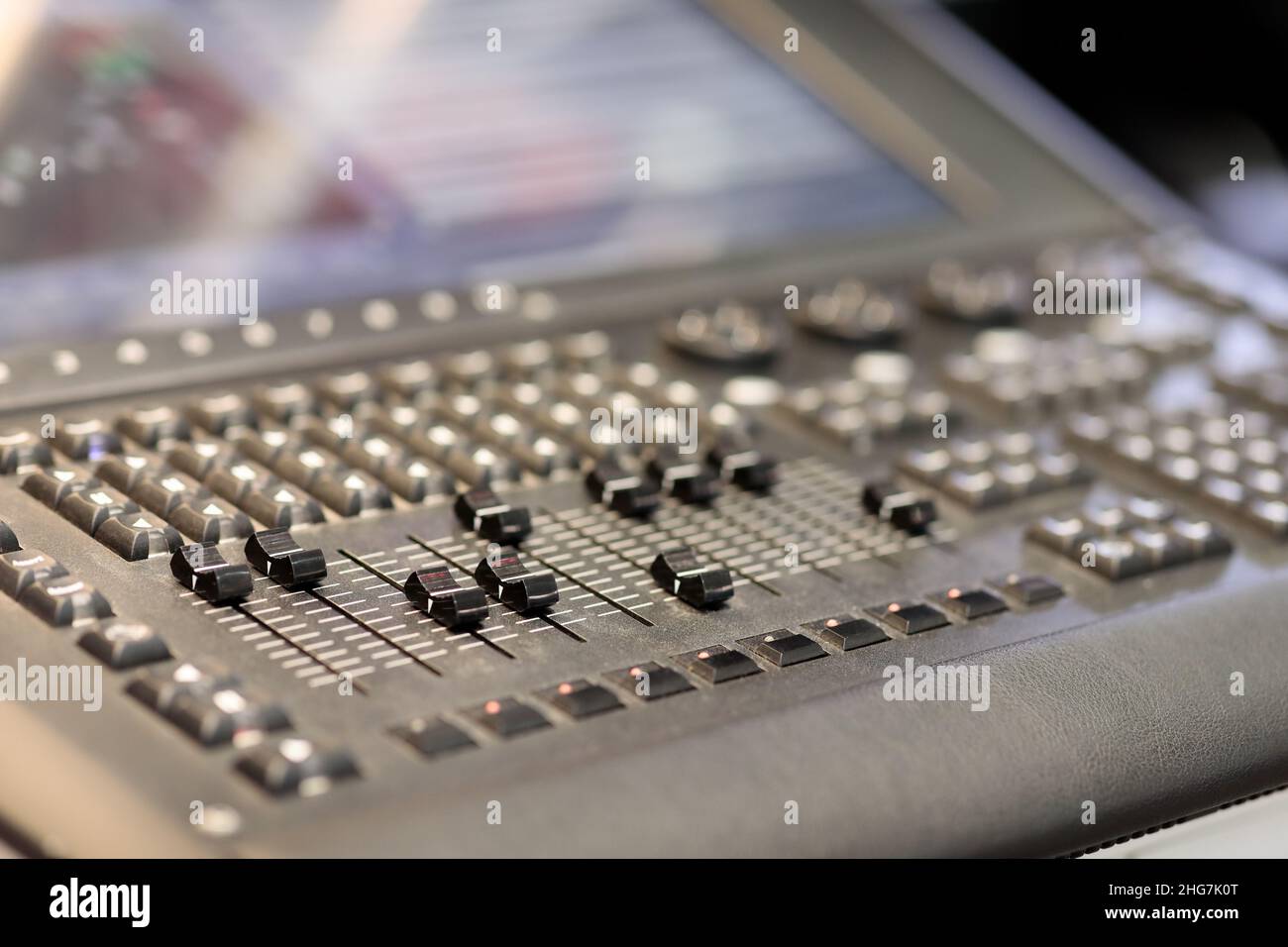 Fader e tasti sulla console di controllo delle luci. Messa a fuoco selettiva. Foto Stock