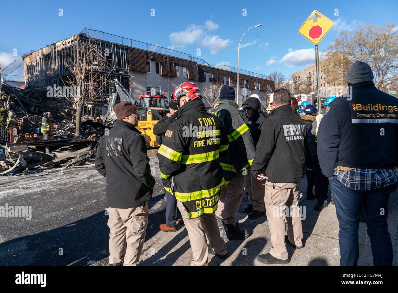 New York, NY - 18 gennaio 2022: I vigili del fuoco lavorano su case crude colpite da 2 allarme incendio e possibile esplosione di gas nel Bronx Foto Stock