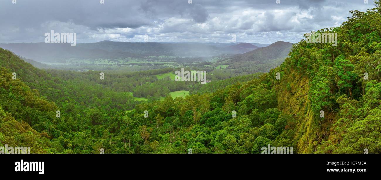 Vista sulla OBI Valley e sulla lussureggiante foresta pluviale sono le attrazioni principali per i visitatori di questa piccola ma significativa foresta rimanente. Foto Stock