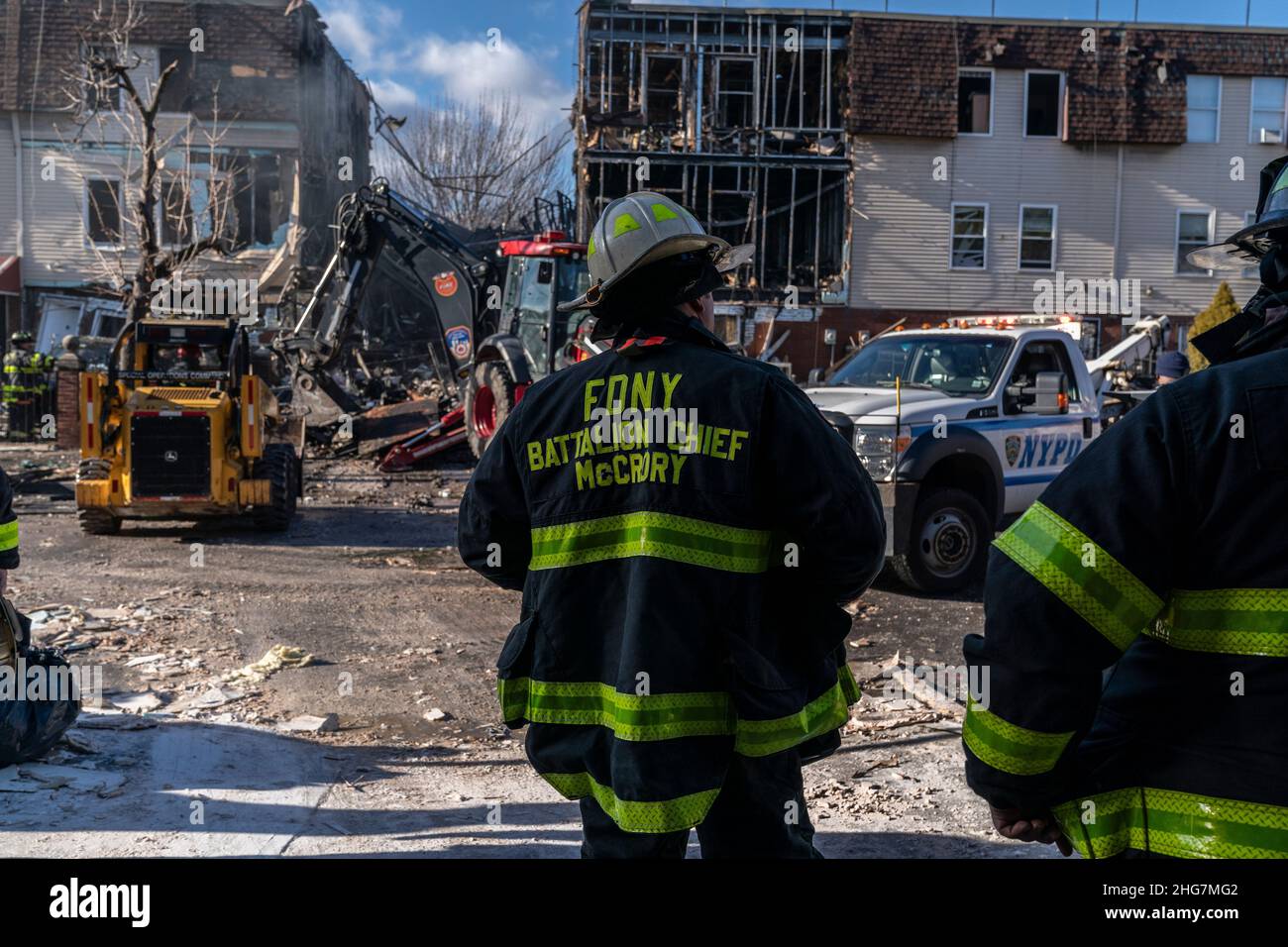 New York, NY - 18 gennaio 2022: I vigili del fuoco lavorano su case crude colpite da 2 allarme incendio e possibile esplosione di gas nel Bronx Foto Stock
