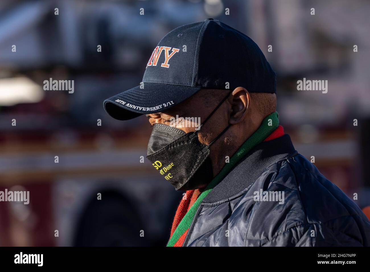 Il sindaco Eric Adams arriva per un briefing stampa di fronte alle case crude colpite da 2 incendi di allarme e la possibile esplosione di gas nel Bronx a New York il 18 gennaio 2022. Una persona è morta e altri 3 residenti sono stati feriti, così come un vigile del fuoco e 5 agenti di polizia che hanno contribuito a salvare vite umane. Come il capo dei vigili del fuoco John Hodgens ha detto che la causa dell'incendio e dell'esplosione è la perdita di gas, ma questo deve essere confermato dai marescialli di fuoco durante le indagini. Tre case a file sono state completamente distrutte e devono essere demolite, mentre altre necessitano di una valutazione strutturale prima che i residenti possano essere lasciati indietro. (Foto di Foto Stock