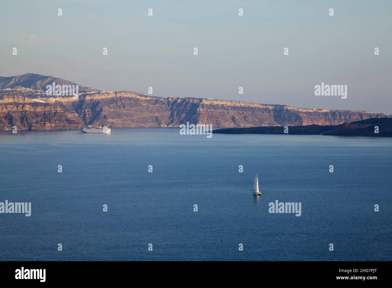 Barca a vela e nave da crociera, Santorini, Grecia Foto Stock