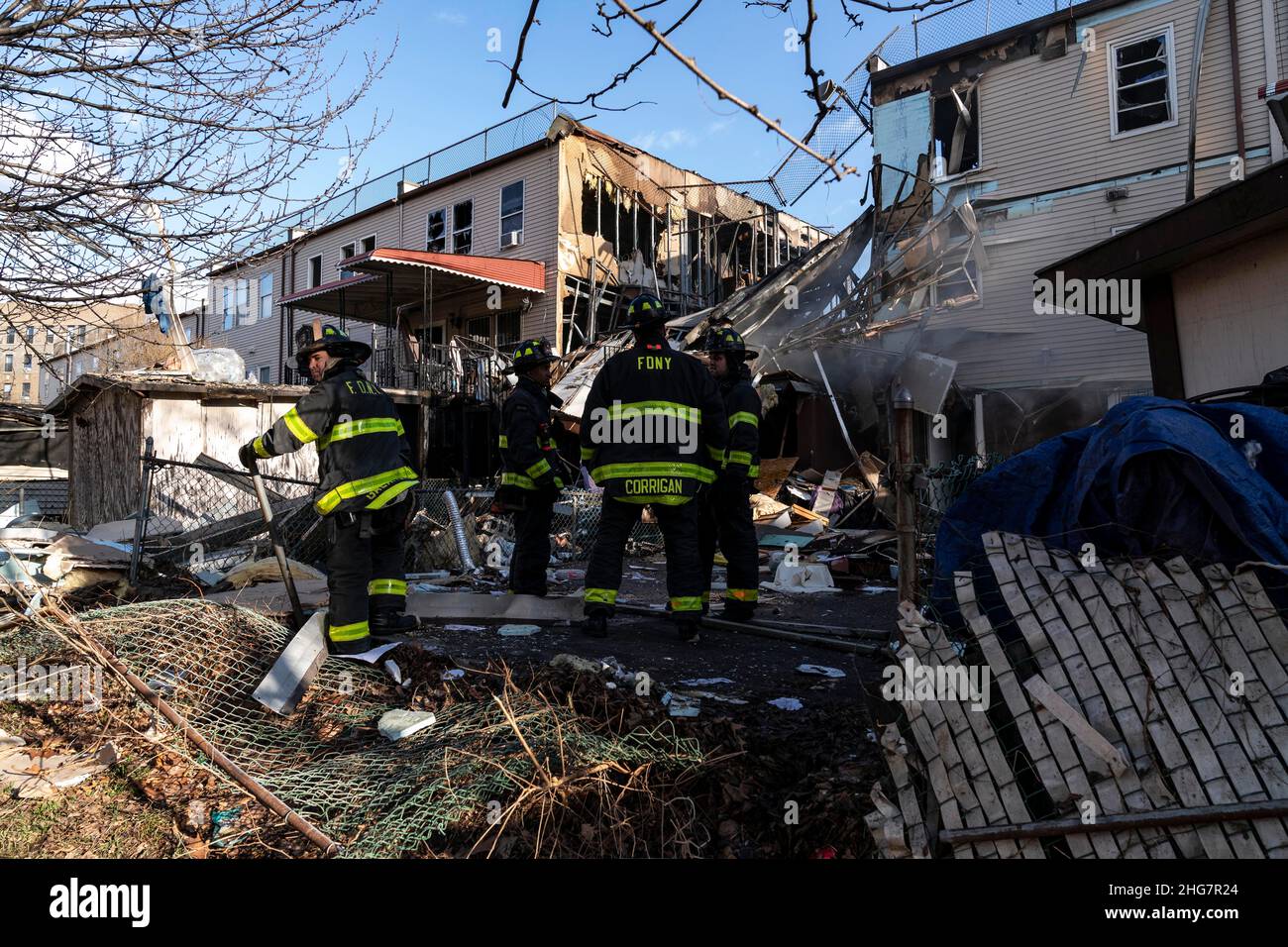 New York, New York, Stati Uniti. 18th Jan 2022. I vigili del fuoco lavorano su case crude colpite da 2 incendi di allarme e la possibile esplosione di gas nel Bronx a New York il 18 gennaio 2022. Una persona è morta e altri 3 residenti sono stati feriti, così come un vigile del fuoco e 5 agenti di polizia che hanno contribuito a salvare vite umane. Come il capo dei vigili del fuoco John Hodgens ha detto che la causa dell'incendio e dell'esplosione è la perdita di gas, ma questo deve essere confermato dai marescialli di fuoco durante le indagini. Tre case a file sono state completamente distrutte e hanno bisogno di essere demolite e altre hanno bisogno di una valutazione strutturale prima che i residenti possano essere consentite Foto Stock