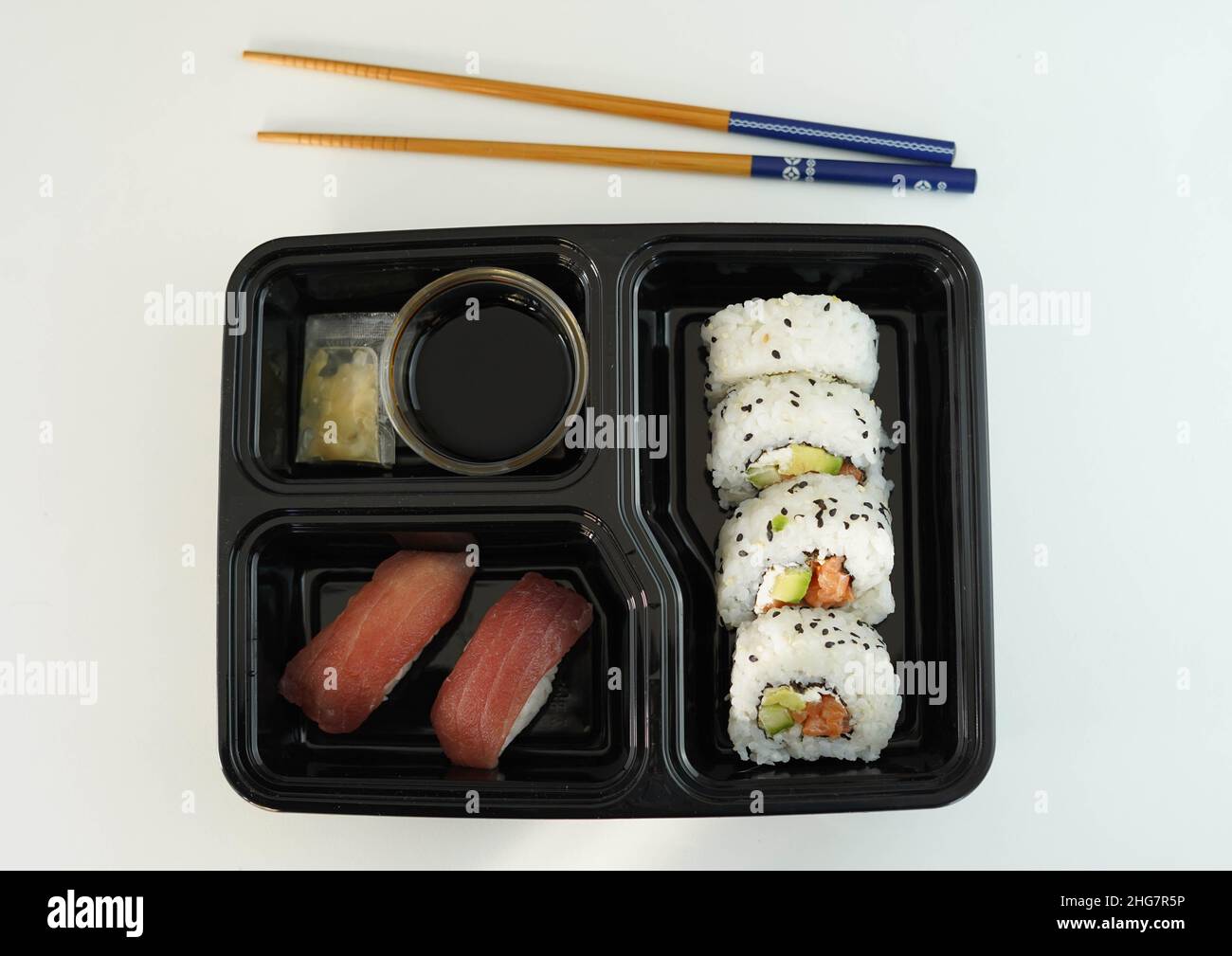 Vassoio con pezzi assortiti di sushi. California roll. Foto Stock