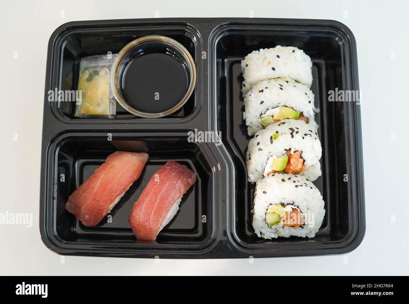 Vassoio con pezzi assortiti di sushi. California roll. Foto Stock