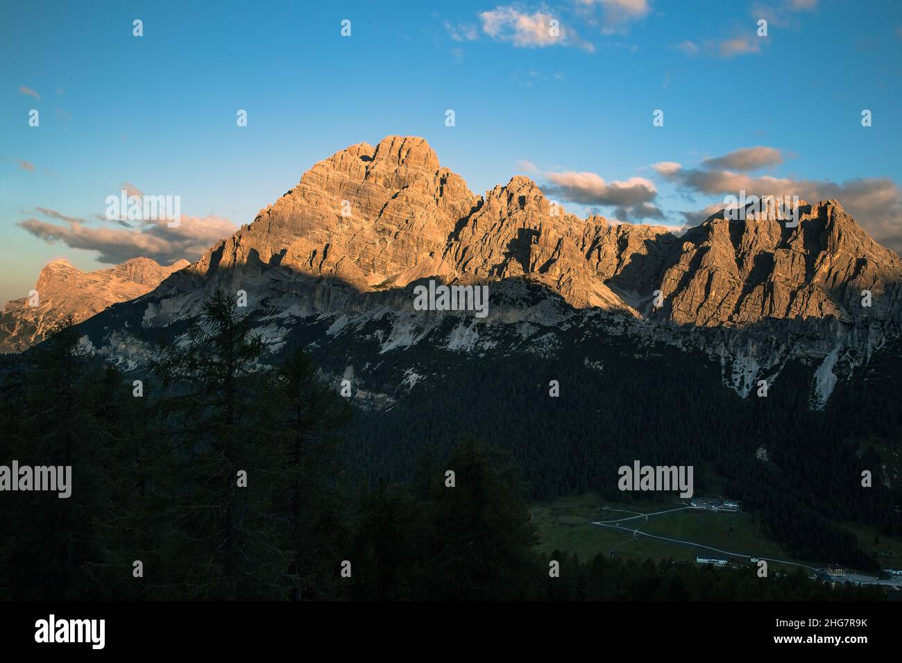 Dolomite italiana al tramonto nelle alpi del Trentino, Sudtirol, Italia Foto Stock