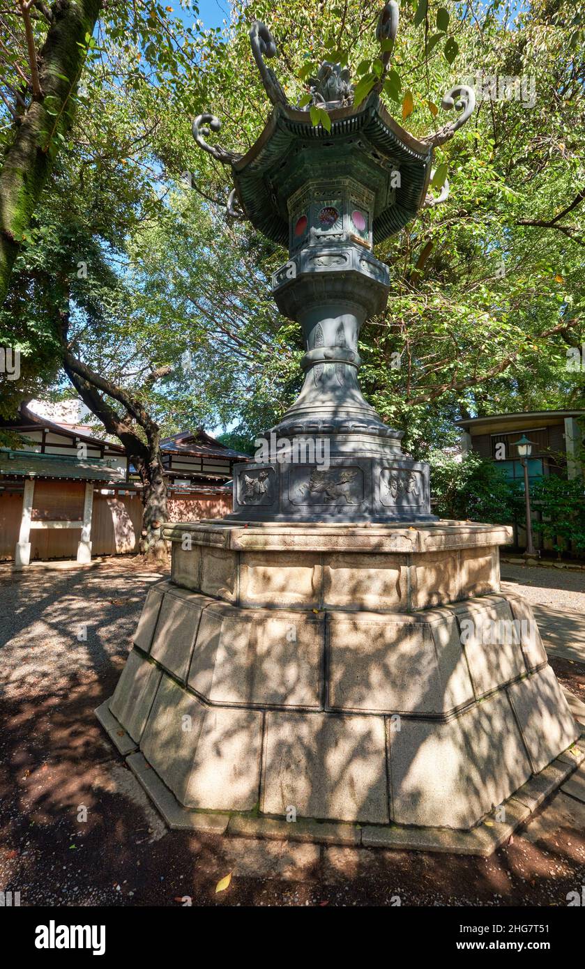 La vista della Lanterna di bronzo Kasuga-doro nel giardino del Santuario di Yasukuni (Paese pacifico) a Chiyoda, Tokyo. Giappone Foto Stock