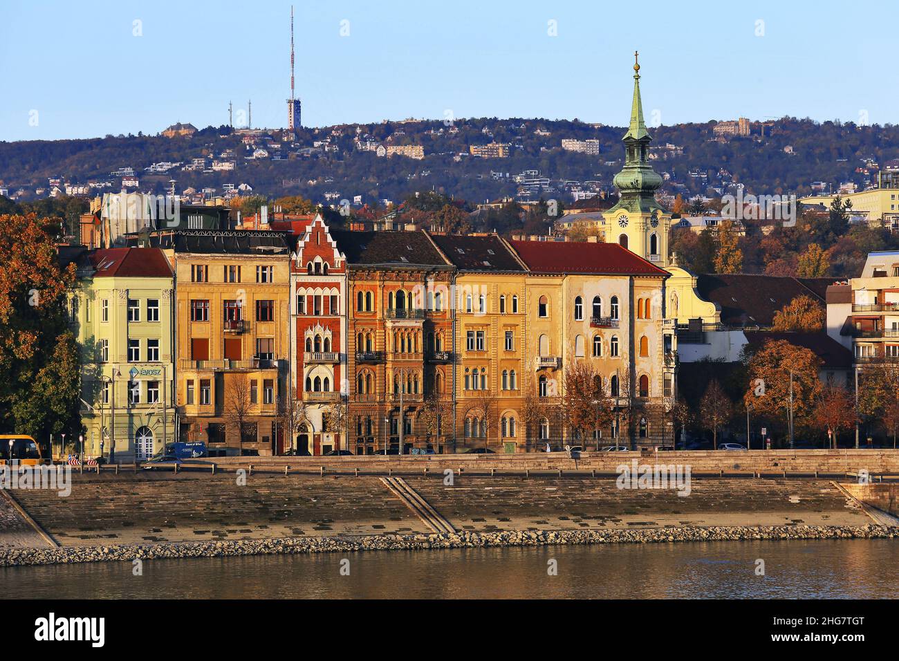 Case colorate sul Danubio, Budapest, Ungheria Foto Stock