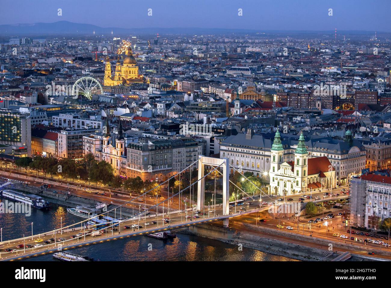 Vista notturna di Budapest al tramonto sul Danubio e attrazione Foto Stock