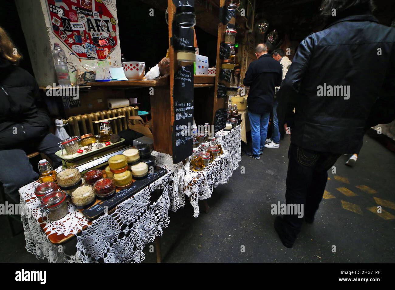 Budapest, Ungheria - 08 novembre 2021: Domenica mercato alimentare a Szimpla kert quartiere ebraico Ruin bar Foto Stock