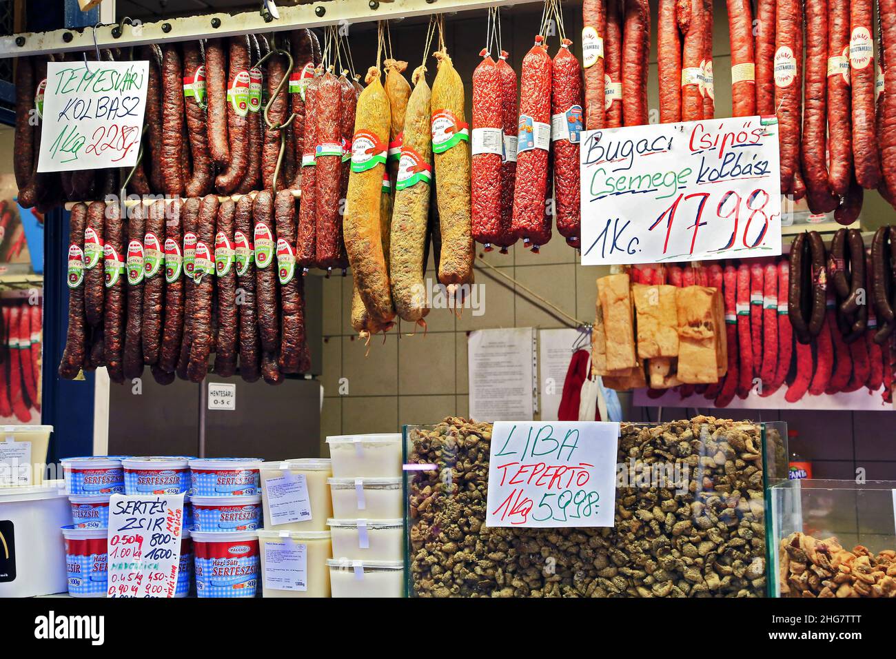 Budapest, Germania - 08 novembre 2021: Negozio di carne all'interno della sala centrale del mercato alimentare Foto Stock