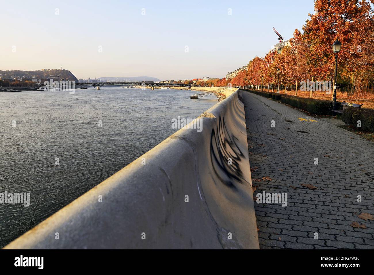 Passeggiata pedonale lungo il Danubio al tramonto, Budapest, Ungheria Foto Stock