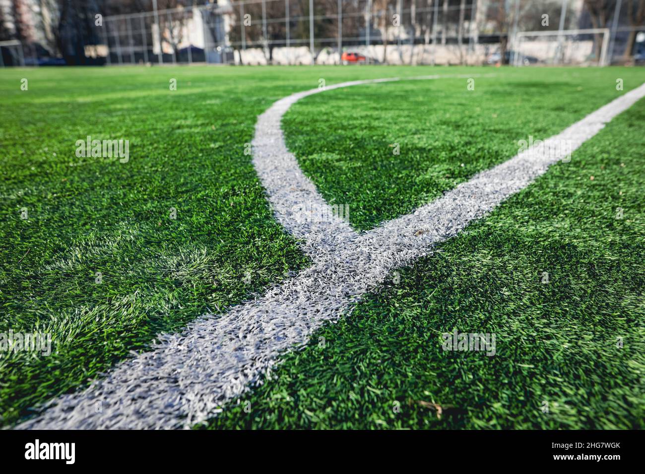 Dettagli della profondità di campo poco profonda (fuoco selettivo) con un campo di calcio sintetico (erba sintetica). Foto Stock