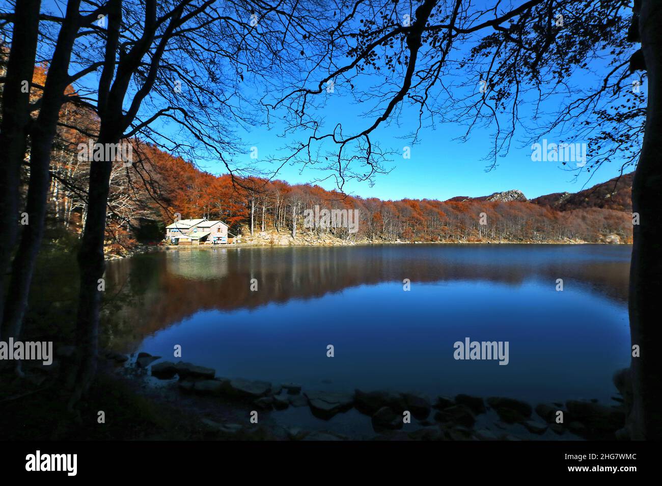 Rifugio Lago di montagna, Parco dei cento laghi, Appennino, Italia, Parma Foto Stock