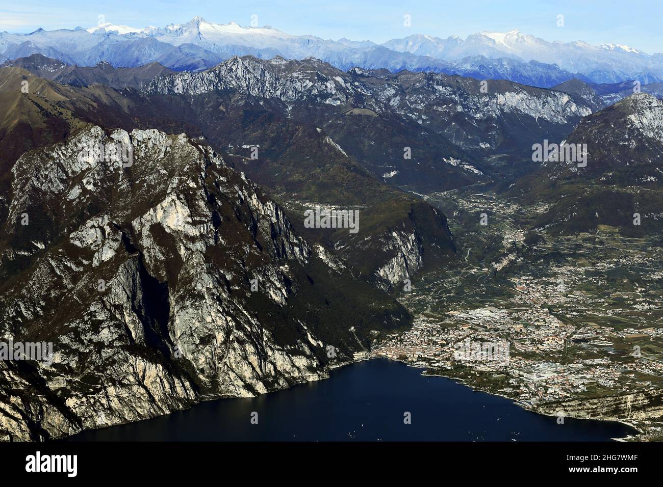 Riva del Garda e vista aerea sul lago di montagna, Trento, Italia Foto Stock