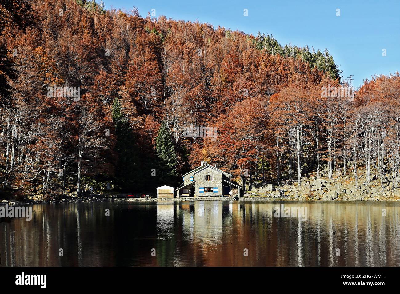 Rifugio di montagna lago riflessi autunno foresta fogliame Foto Stock