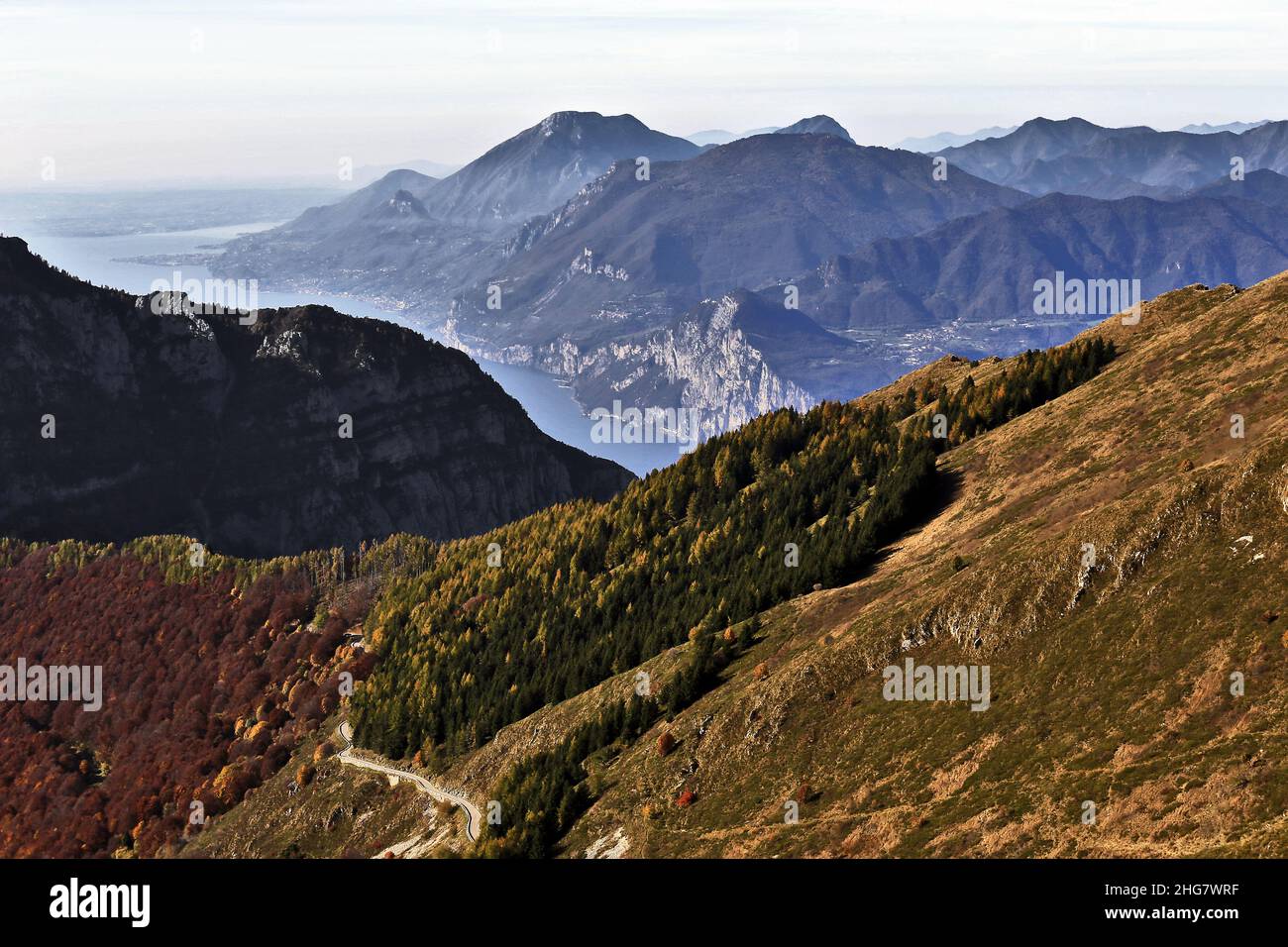 Vista panoramica dai monti Nago Baldo sul lago di garda, Italia, Trento Foto Stock