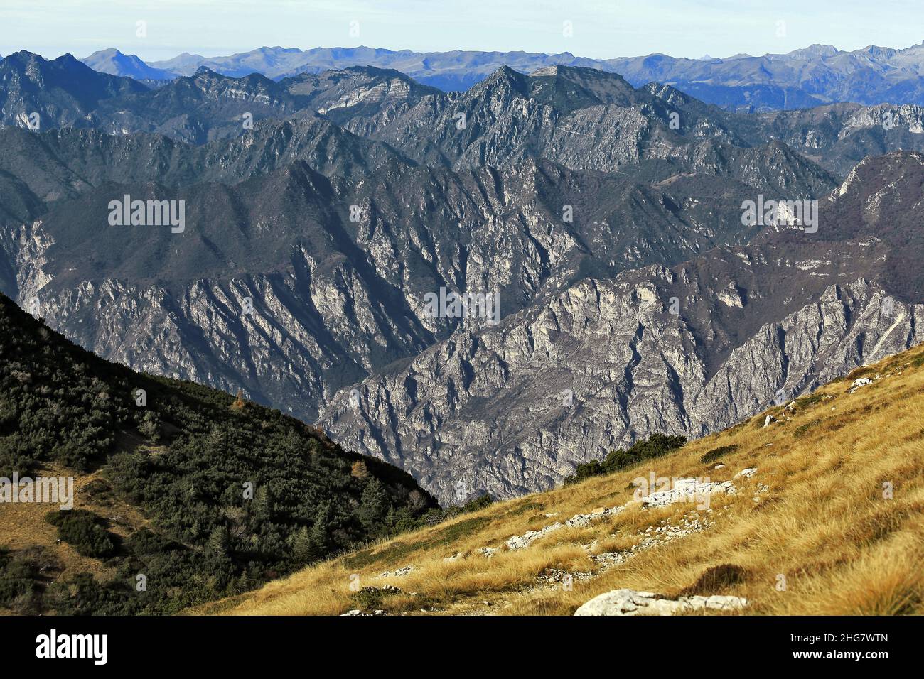 Gamma di montagna e attività sentieri nei pressi di Garda, Italia Foto Stock
