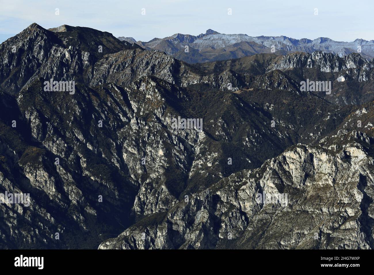 Catena montuosa rocciosa sul lago di Garda, Brescia, Italia Foto Stock