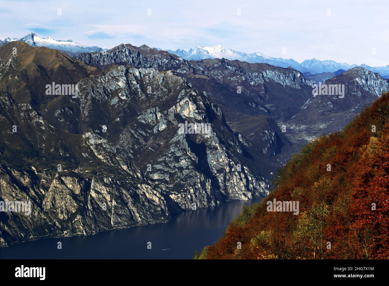 Autunno fogliame garda vista aerea da sentieri, trentino, Italia Foto Stock