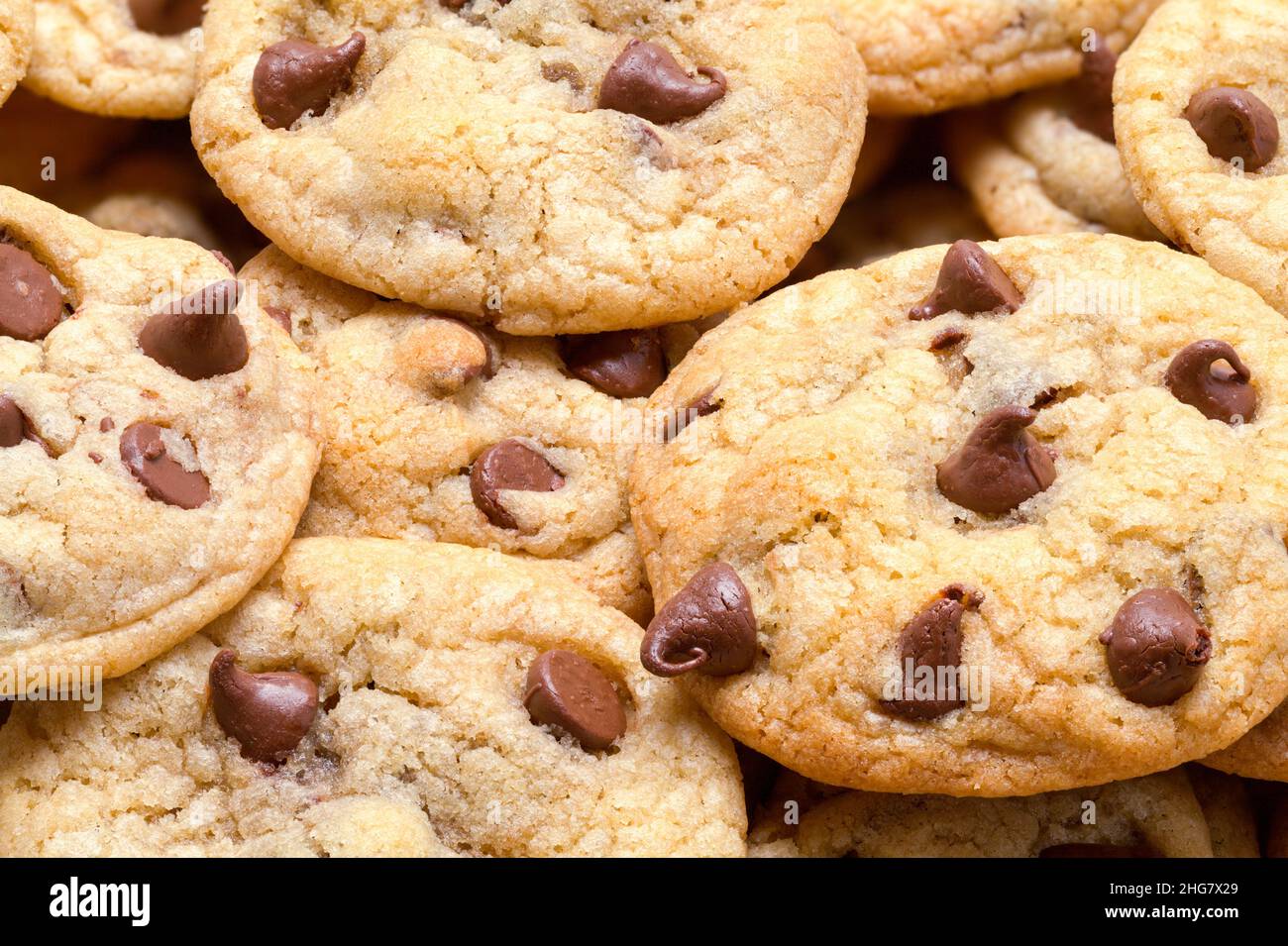 Cioccolato chip cookie pile sfondo primo piano. Foto Stock